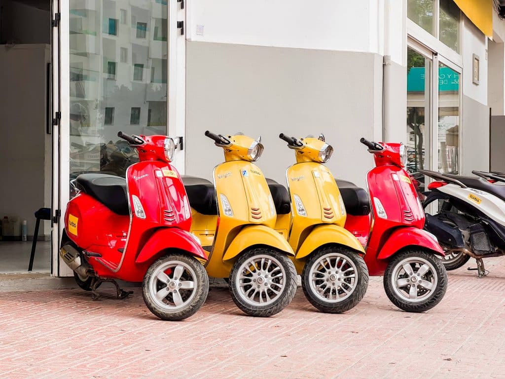 gekleurde scooters Madrid