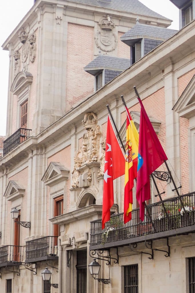 Vlaggen op gebouw, Madrid